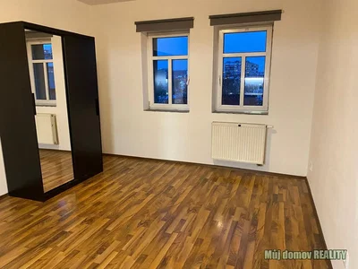 Schlafzimmer; holzboden, tageslicht