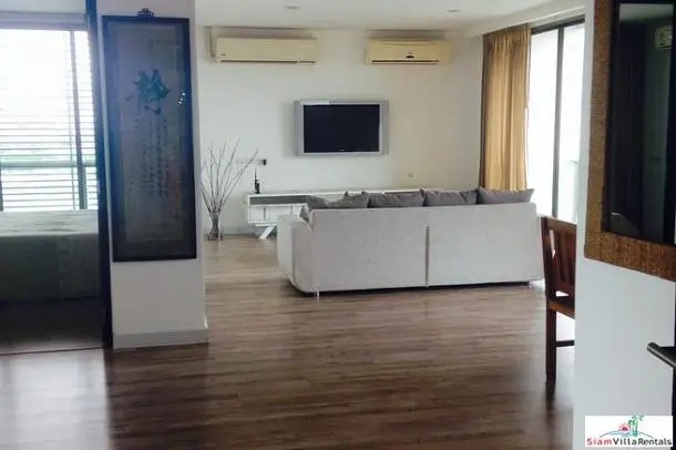 Living room; wood floor, natural light, modern style