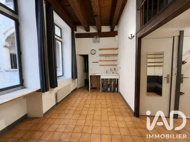 Obývací pokoj; dlažba, dřevěné trámy, přirozené světlo