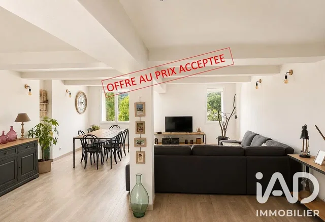 Woonkamer; natuurlijk licht, houten vloer, moderne stijl