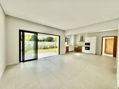 Salon; carrelage, lumière naturelle, électroménager