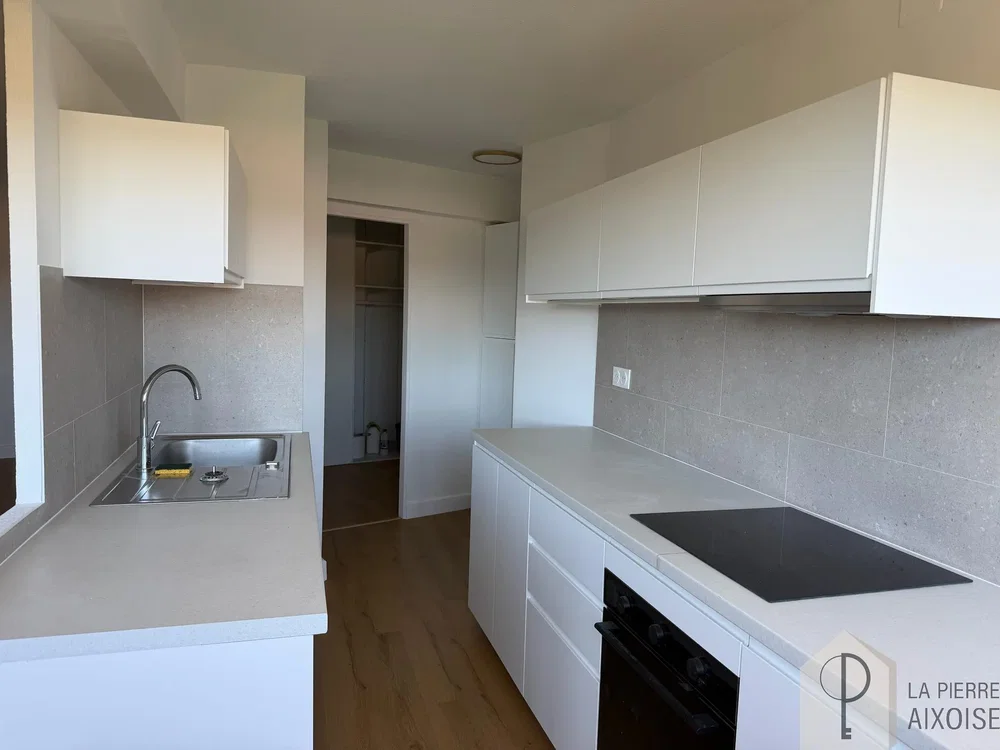 Cocina; electrodomésticos, suelo de baldosas, suelo de madera