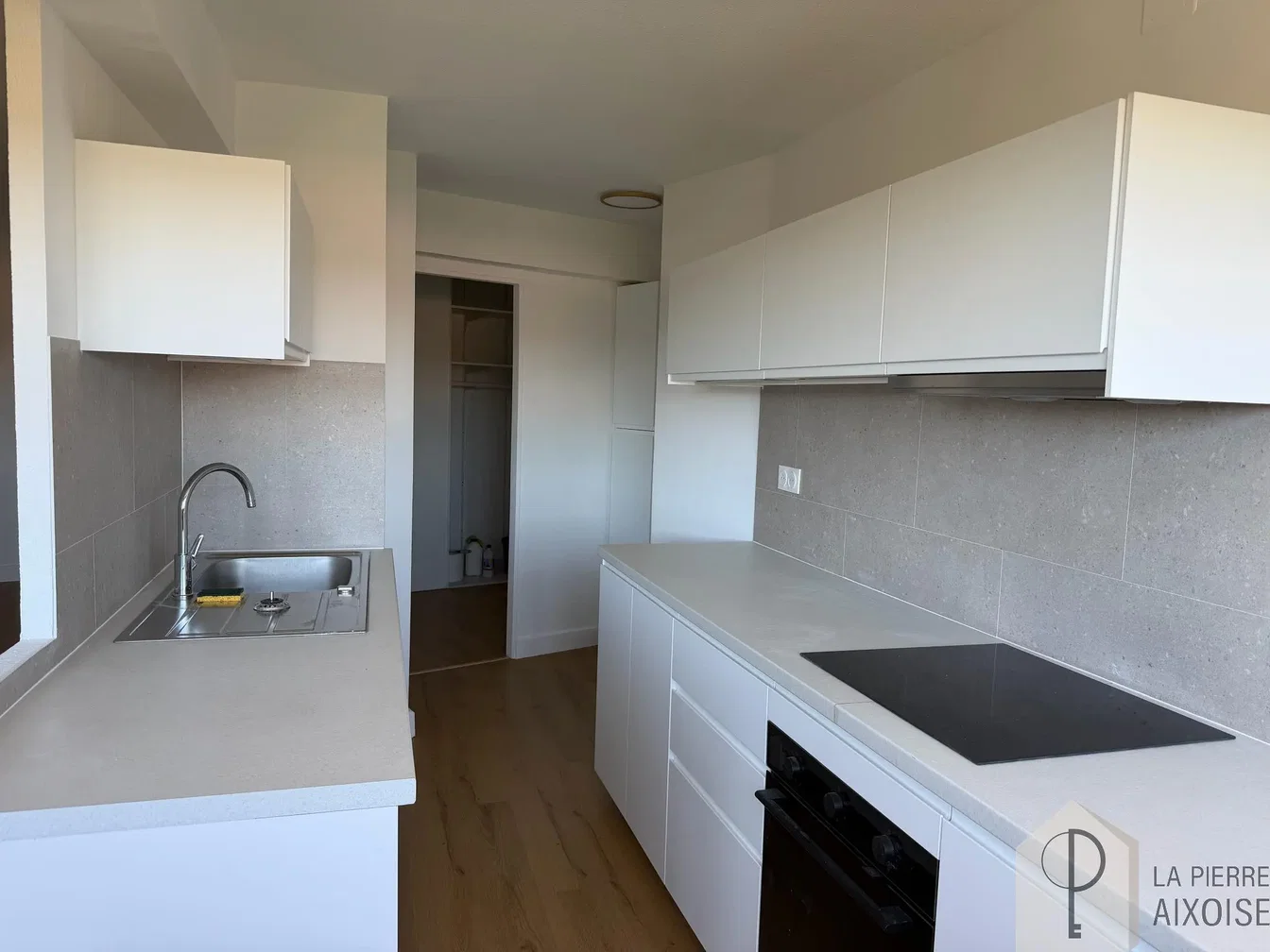 Cocina; electrodomésticos, suelo de baldosas, suelo de madera