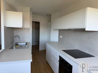 Cocina; electrodomésticos, suelo de baldosas, suelo de madera
