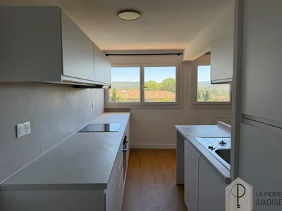 Cocina; vista, suelo de madera, luz natural, estilo moderno