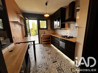 Cuisine; électroménager, carrelage, lumière naturelle