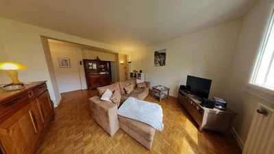 Salon; podłoga drewniana, światło dzienne