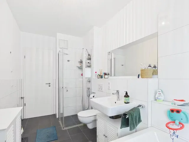 Купатило; плочице, природно светло