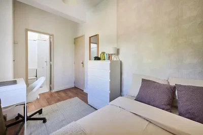 Schlafzimmer; holzboden, tageslicht
