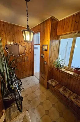 Garderobe; holzbalken, holzboden, tageslicht