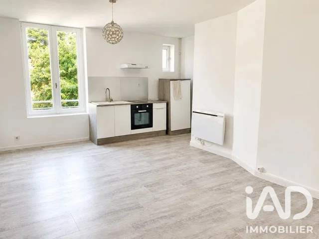 Cucina; elettrodomestici, luce naturale, pavimento in legno