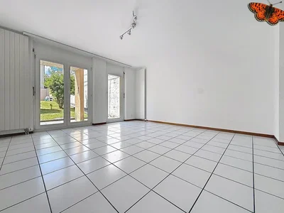 Wohnzimmer; fliesenboden, tageslicht
