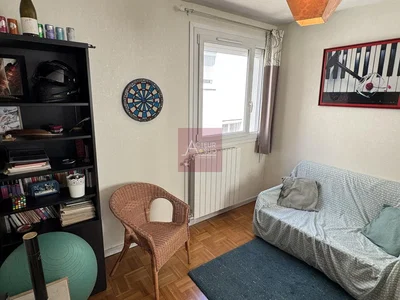 Oturma odası; ahşap zemin, doğal ışık, modern stil