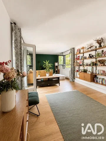 Soggiorno; pavimento in legno, luce naturale, stile moderno