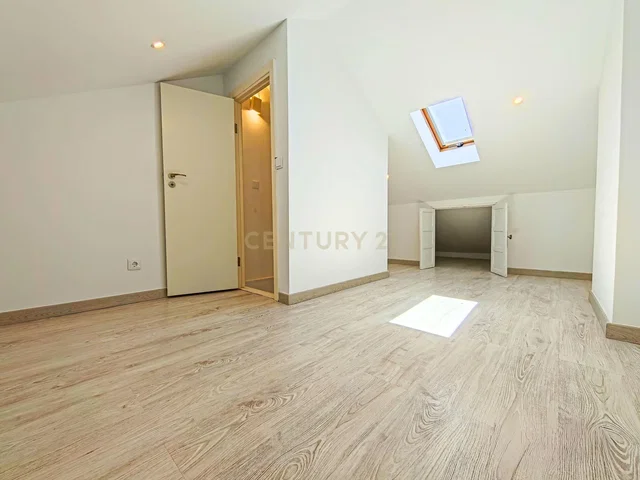 Kinderzimmer; tageslicht, holzboden, renovierungsbedürftig