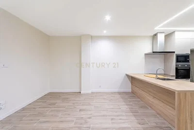 Cuisine; carrelage, électroménager, lumière naturelle