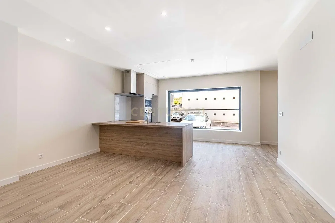 Cuisine; électroménager, parquet, lumière naturelle, style moderne, rénové