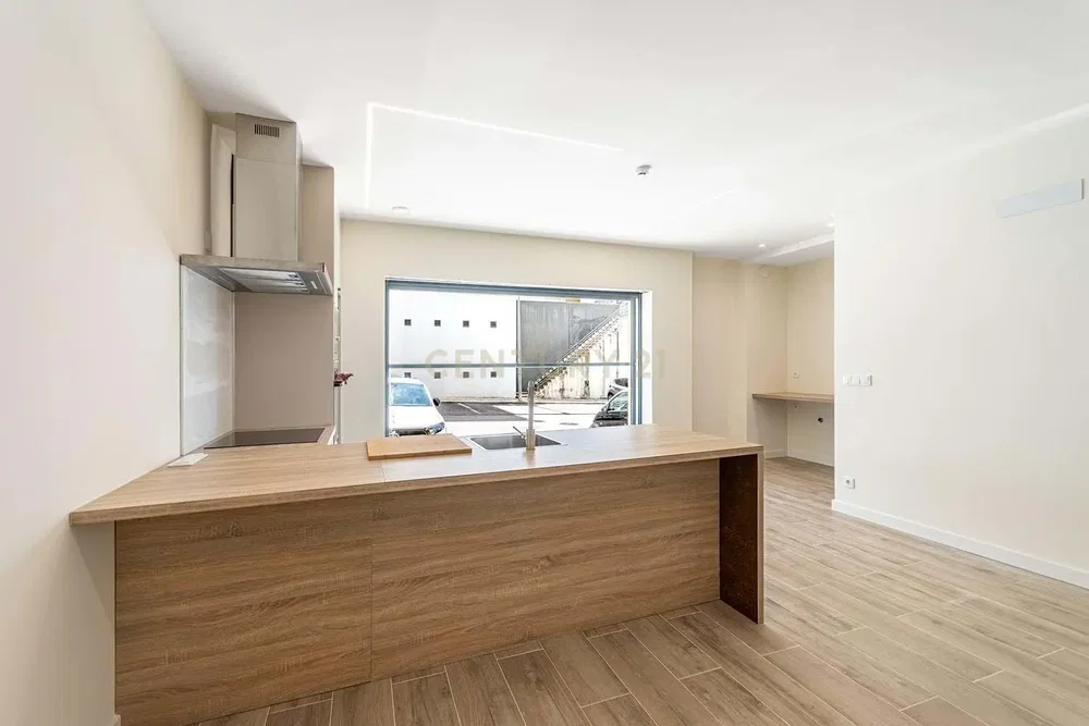 Cuisine; électroménager, parquet, lumière naturelle