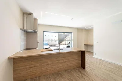 Cuisine; électroménager, parquet, lumière naturelle