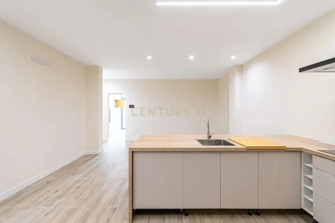 Cuisine; électroménager, parquet, lumière naturelle, style moderne, rénové