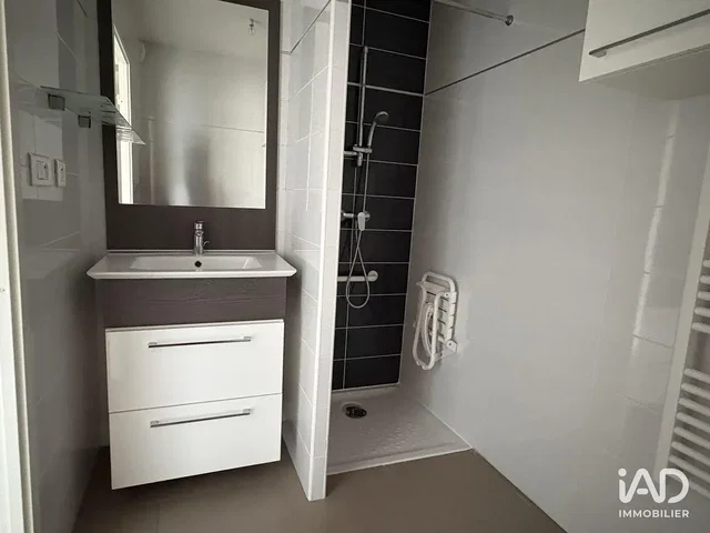 Salle de bain; carrelage, rénové, lumière naturelle