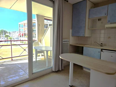 Kuhinja; pogled, prirodna svjetlost, potrebna renovacija, pločice