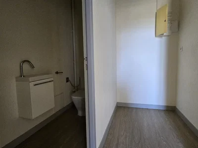 WC; talne ploščice, lesena tla, naravna svetloba