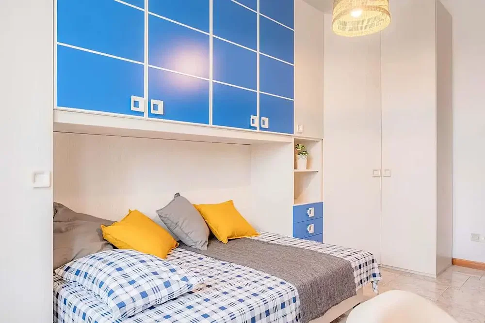 Camera da letto; pavimento in legno, luce naturale