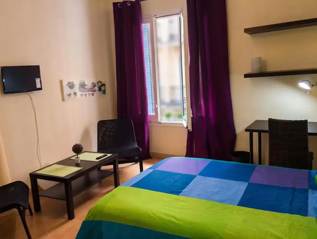 Camera da letto; luce naturale, pavimento in legno