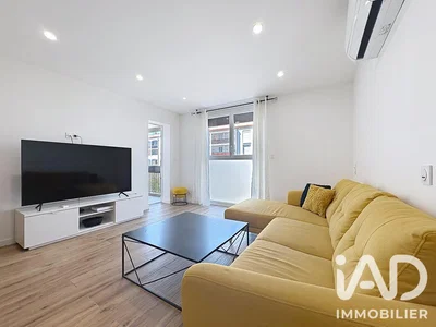 Living room; wood floor, natural light, modern style