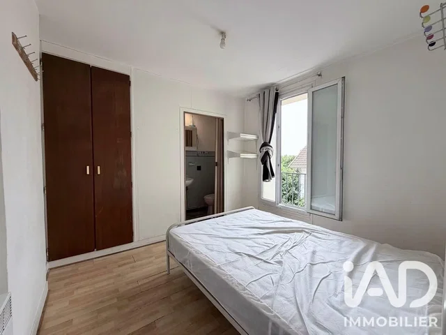 Bedroom; wood floor, natural light