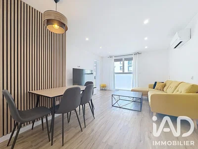 Living room; wood floor, natural light, modern style