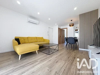 Living room; natural light, wood floor