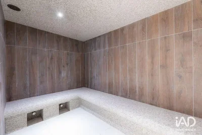 Badezimmer; fliesenboden, holzbalken