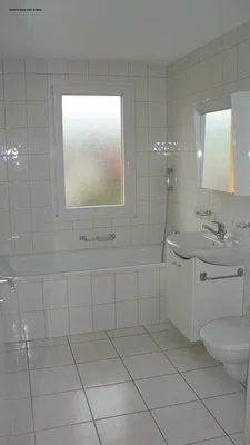 Badkamer; tegelvloer, natuurlijk licht