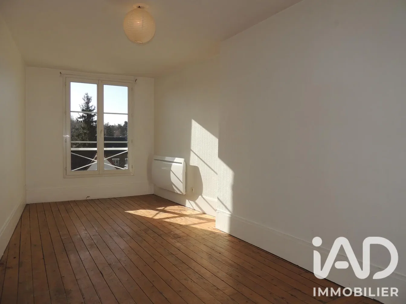 Dormitorio; suelo de madera, luz natural