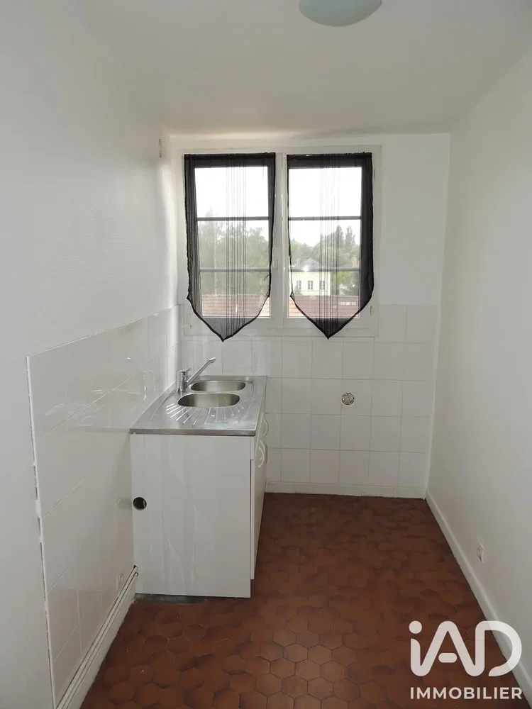 Cocina; suelo de baldosas, luz natural, necesita renovación