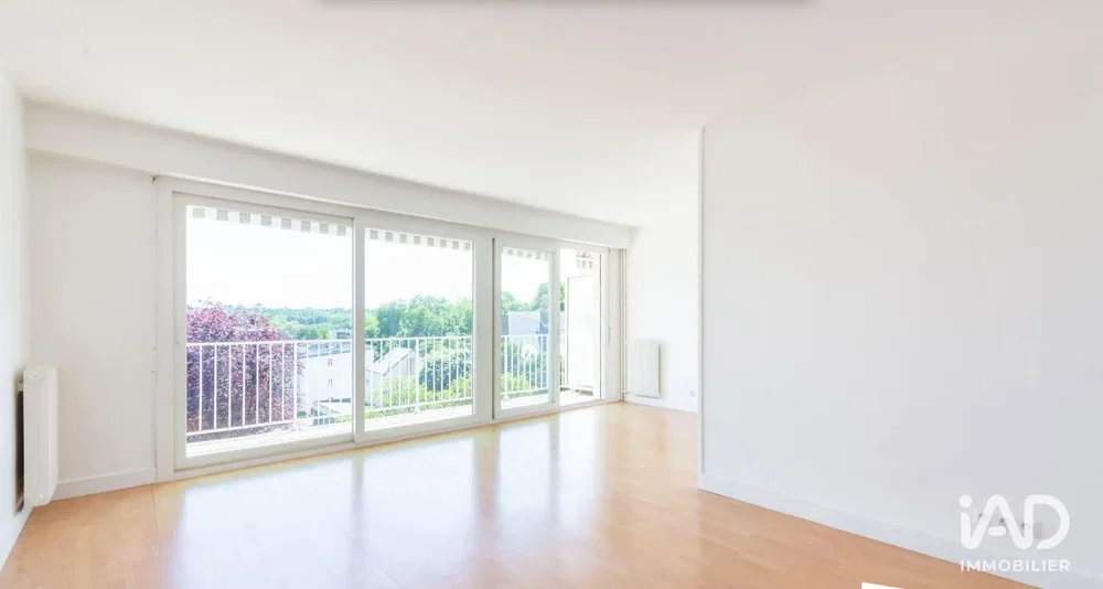 Sala de estar; vista, luz natural, chão de azulejo