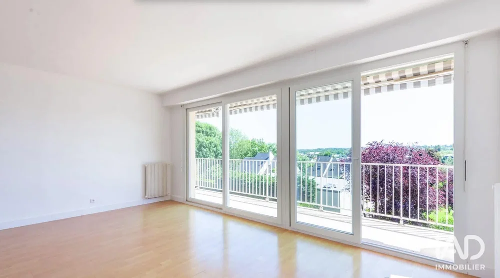 Sala de estar; vista, chão de madeira, luz natural