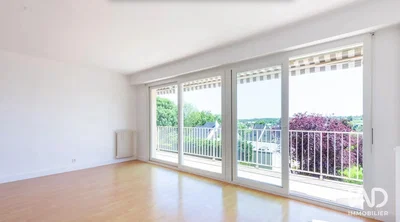 Sala de estar; vista, chão de madeira, luz natural