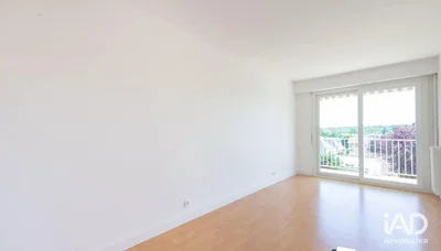 Sala de estar; luz natural, chão de madeira, vista