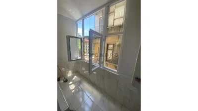 Cozinha; chão de azulejo, luz natural