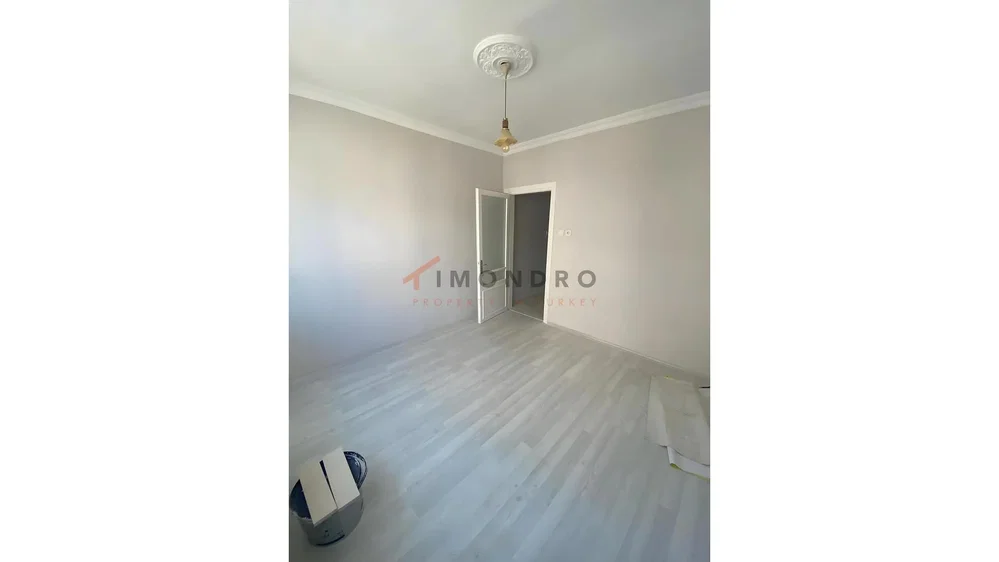 Outro; chão de madeira, luz natural, precisa de renovação