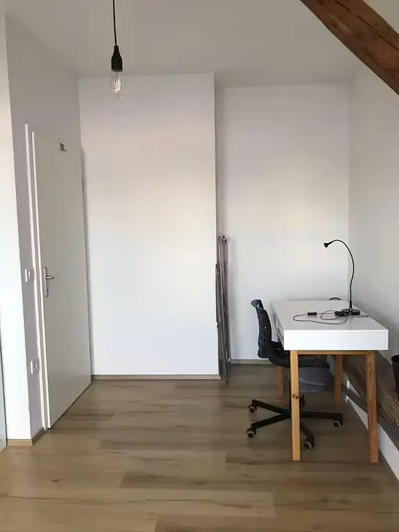 Wohnzimmer; holzboden, tageslicht