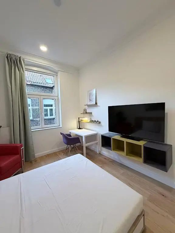 Schlafzimmer; tageslicht, holzboden, moderner stil