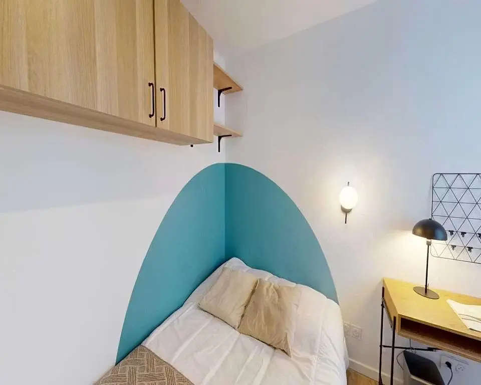 Quarto; chão de madeira, luz natural