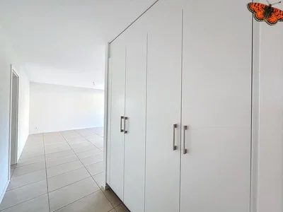 Camera da letto; pavimento in piastrelle, luce naturale