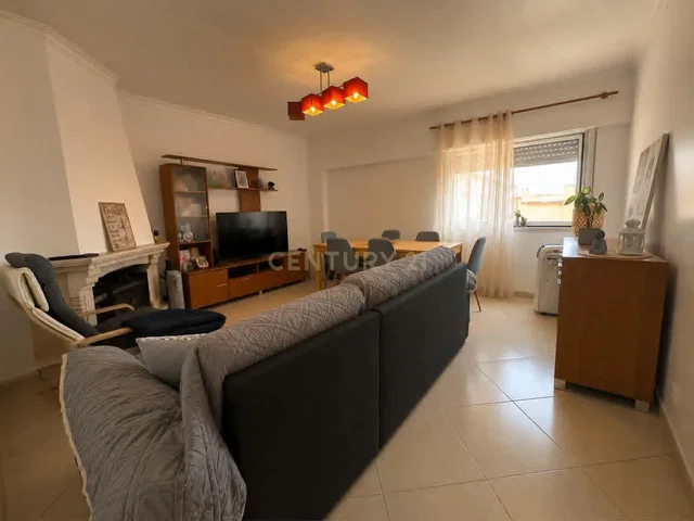 Woonkamer; tegelvloer, open haard, natuurlijk licht