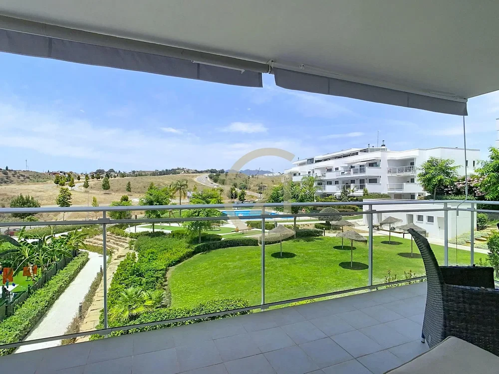 Balkon; podłoga z płytek, światło dzienne, widok