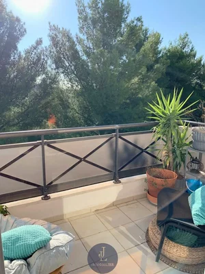 Balcon; lumière naturelle, carrelage, vue